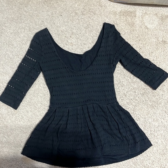 Eyelet peplum top - Picture 2 of 4